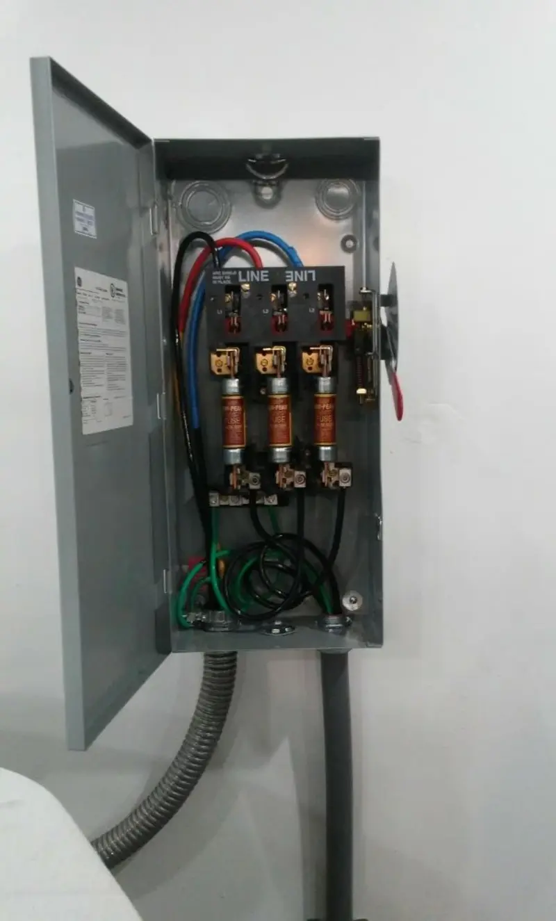 Three-phase disconnect switch installed for Smoke Detector Installation in Port Isabel